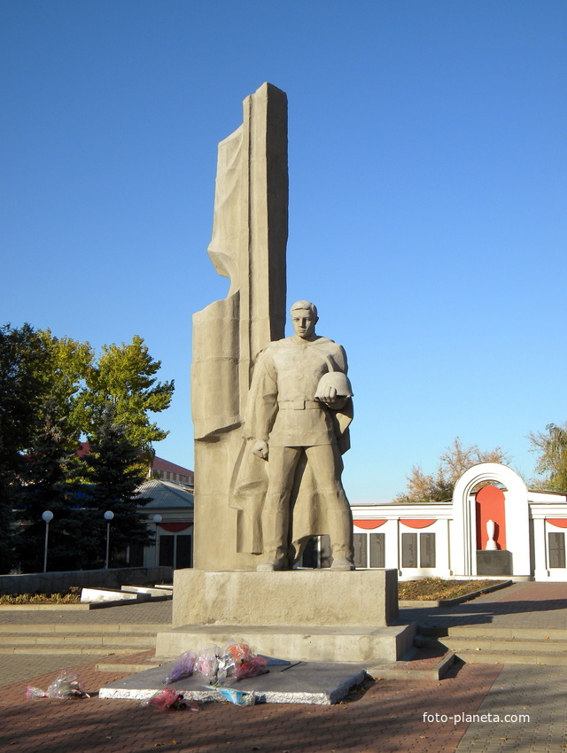 Памятники нова. Мемориал воинской славы новый Оскол. Вечный огонь новый Оскол. Новый Оскол памятник вечный огонь. Мемориал воинской славы в новом Осколе.