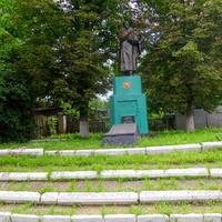 Братська могила радянських воїнів.