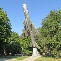 Памятник - истребитель-бомбардировщик СУ-17