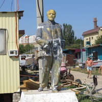 Памятник Ленину налодочной станции
