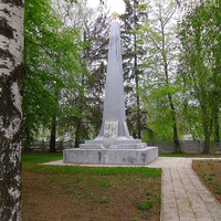 Братська могила радянських воїнів.