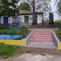 Братська могила радянських воїнів.Пам'ятник воїнам-односельцям.