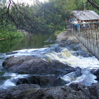 Подвесной мостик у водопада Ахинкоски