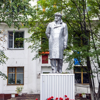 Памятник Ленину у здания администрации в г. Кирсе