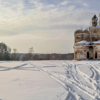 Воскресенская церковь и бывшие торговые ряды в  с. Кырмыж Куменского района