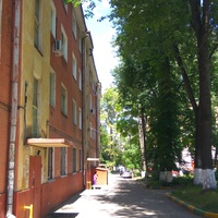 Во дворе, Большая Серпуховская улица