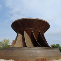 памятник: рабочее колесо одного из первых гидроагрегатов