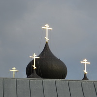 черный цвет куполов и символизирует само монашество