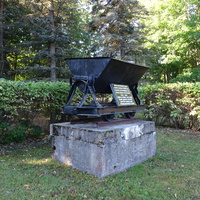 Монумент, изображающий вагонетку, был установлен в 1966 году в честь 50-летнего юбилея начала добычи сланца