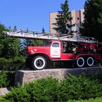 Пам'ятник пожежним автосходам ЗІЛ-157К був встановлений в 1997 році.