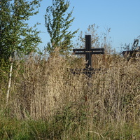 Напротив университетом гражданской авиации памятный крест на месте кладбища венгерских военнопленных