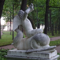 Скульптура "Мальчик на дельфине"