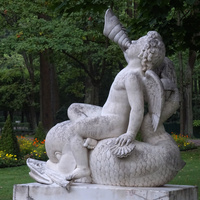 Скульптура "Мальчик на дельфине"