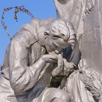 Фрагмент памятника на братской могиле