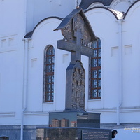 Свято-Иверский женский монастырь. Свято-Троицкий собор. Поклонный крест.