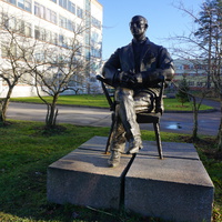 Улица Победы.Статуя