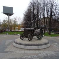 монумент выполнен в виде первого массового трактора — «Фордзон»