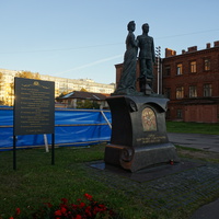 Памятник святым царственным мученикам в Санк-Петербурге...