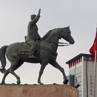 Памятник первому президенту Туниса Хабибу Бургабе