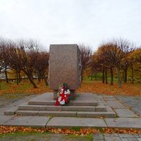 Стела с надписью Южно-Приморский парк открыт в год столетия со дня рождения Владимира Ильича Ленина