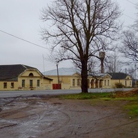 Здание почтовой станции где в старину меняли лошадей, давали ночлег и еду путешественникам