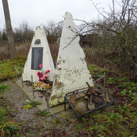 Старые Смолеговицы, памятник погибшим землякам в В0В