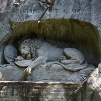 Скульптура "Умирающий лев"