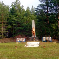 Братська могила 7 радянських воїнів і пам’ятник 113 односельчанам.