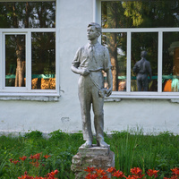 Статуя пионера у входа в школу