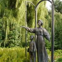 Статуя учительница со школьником