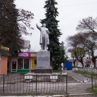 Памятник Ленину возле вокзала