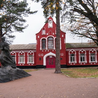 Школа №2 и памятник Корчагину