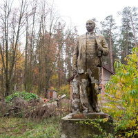 Памятник Ленину в заброшенном пионерском лагере в Боярке