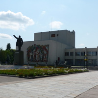 Памятник Ленина перед клубом