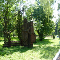 Деревянные статуи в парке