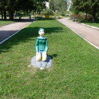 Скульптура Буратино в парке