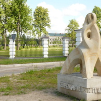 Скульптура у дворца Кирилла Разумовского