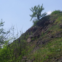 Скеля на початку села збоку Ревівки.