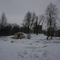 В Орловском парке...башня руина...