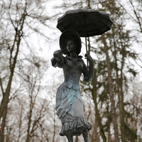 Фрагмент фонтана «Девушка с зонтиком»