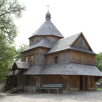 Деревянная Крестовоздвиженская церковь с колокольне