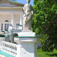 Статуя на территории дворца Галоганов