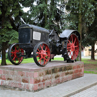 Памятник трактору