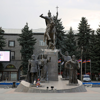 Памятник на центральной площади Гюмри