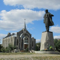 Памятник Тарасу Григорьевичу и Сектантская церковь