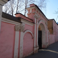 Монументальные ворота усадьбы Билибиных