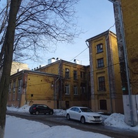Старое здание фабричной поликлиники