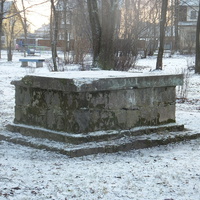 Остатки старого памятника в парке