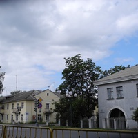 Здание больницы справа