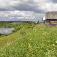 Жилые дома на берегу реки